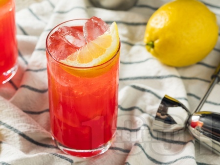 Коктейл Summer Fruit Sour с джин, сок от боровинки и касис ликьор